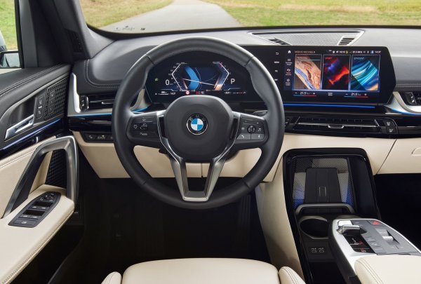 Трансмисията задвижва  всички колела, а скоростната кутия е 7-степенна автоматична с двоен съединител. С това оборудване най-мощният BMW X1 Plug-in хибрид достига 205 км/ч и ускорява от 0 до 100 км/ч само за 5,6 секунди. При тегло 1935 кг съотношението мощност/тегло е 5,93 кг/к.с
