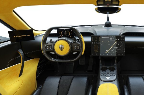 Технологията на малкия трицилиндров двигател е наистина грандиозна - той няма разпределителен вал, който е заменен от електропневматични задвижващи механизми Freevalve и може да работи според циклите на Ото, Милър и Аткинсън, за да намали разхода на гориво и емисиите. Има и два турбокомпресора с различни размери. Скоростната кутия е иновативна 9-степенна автоматична скоростна кутия с много съединители, наречена Light Speed Tourbillion Transmission. 

Резултатът е plug-in хибридна хиперкола, способна да измине 50 км в електрически режим, да развие 400 км/ч и да вдигне 100 км/ч от място за 1,9 секунди. Теглото на хиперколата е 1818 кг, а съотношение мощност/тегло - 1,29 кг/к.с.