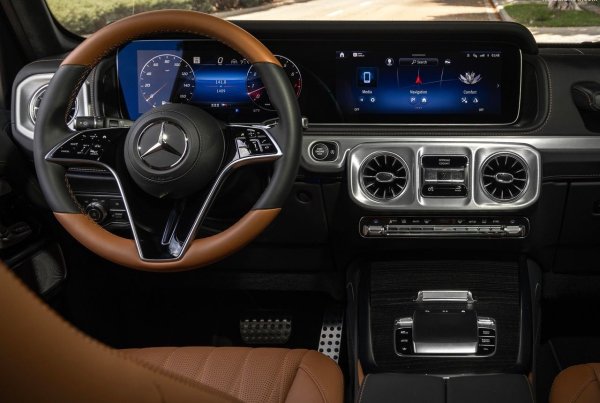 Германският всъдеход следва съвсем различна философия, но същият принцип. Въпреки двата големи 12,3-инчови дисплея, управлението се осъществява чрез тъчпад и бутони, а самият екран не приема тъч-управление. Климатикът се управлява с истински клавиши, звукът се контролира с истински бутон, а заключванията на диференциалите се осъществяват с отделни физически ключове. В ерата на пълната дигитализация този SUV остава изненадващо "механичен" като усещане.