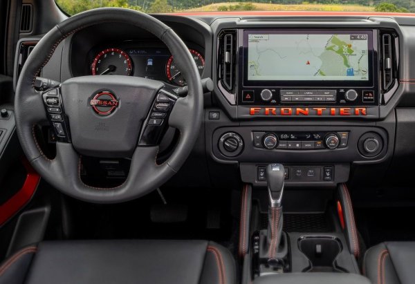 Този пикап е фокусиран върху практичността. Централната конзола е изградена около големи физически бутони и масивни копчета, които са лесни за използване дори с ръкавици. Контролът на климатика е изцяло механичен, а мултимедията се допълва от отделни клавиши за бързи клавиши. Този подход е особено ценен от тези, които използват колата извън асфалта и не искат да се разсейват от сложната графика на интерфейса.