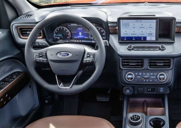 Този модел на Ford е пример за това как достъпен като цена автомобил може да бъде ергономичен. Въпреки модерната система SYNC с голям екран, основните функции на аудио системата и климатика се контролират от традиционни контроли. Панелът е интуитивен и подредбата на елементите не изисква свикване. Това е така, когато технологията не потиска удобството.