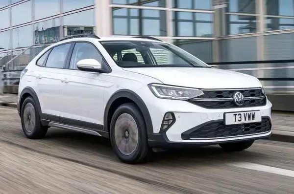 Плюсове: Комфортно возене; Изненадващо просторен интериор; Ниски експлоатационни разходи

Минуси: Конкурентите са по-приятни за шофиране; Посредствено качество на интериора; Надеждността би могла да бъде по-добра

Ако търсите нещо стилно, комфортно и практично, Volkswagen Taigo може да бъде чудесен вариант, тъй като съчетава пространството на SUV с елегантния силует на купе. 

Да, не е толкова забавен за шофиране, колкото някои конкуренти, но това е простимо предвид превъзходното му возене, щедрото пространство за пътниците на задните седалки и факта, че има много екстри дори в базовата версия. Нивото на оборудване Life ви дава 16-инчови лети джанти, LED фарове и адаптивен круиз контрол.

Няма хибридни или електрически варианти, но базовият 1,0-литров бензинов двигател TSI с 95 к.с. не би трябвало да ви струва скъпо за поддръжка. Всъщност според официалните данни той постига среден разход от над 5,6 л/100 км. Ако предпочитате нещо по-бързо, тогава може да изберете версията 1.5 TSI със 150 к.с. която ускорява по-бързо от еквивалентния Ford Puma.
