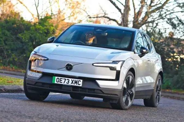 Плюсове: Приятно управление; Стилен интериор - особено при ниво на оборудване Ultra; Конкурентна начална цена спрямо съперниците в класа

Минуси: Пространството на задните седалки не е голямо; Ефективността би могла да бъде по-добра; Управлението на функциите в купето би могло да бъде по-удобно за ползване

Volvo EX30 е първият модел на марката, проектиран изцяло като електромобил. Той се управлява изключително лесно благодарение на добре настроените педали, които осигуряват плавно и предвидимо ускорение и спиране.

Volvo са успели да постигнат и отличен баланс между комфорт на возене и стабилност в завоите. Всъщност EX30 се справя малко по-добре и в двете области спрямо близкия по конструкция Smart #1.

От друга страна, при Smart #1 получавате повече стандартно оборудване, а таблото му е по-удобно за ползване и купето е по-просторно отколкото при EX30.
