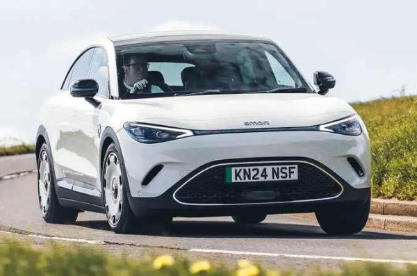 Плюсове: Приятно управление; Стилен интериор; Висок рейтинг за безопасност

Минуси: Леко "подскачащо" возене при ниска скорост; Ефективността би могла да бъде по-добра

Това е вторият електрически SUV с пет звезди за безопасност от възродената марка Smart. Той взема всичко готино от неговия събрат Smart #1, и го поднася в по-стилна форма, размивайки границата между SUV и купе.

Може да избирате между две версии - повечето модели са оборудвани с един електромотор с мощност 268 к.с., който задвижва задните колела. Това осигурява пъргаво ускорение, с което ще достигнете магистрална скорост по-бързо от базова Tesla Model Y.

Ако търсите повече емоции, версията Brabus добавя втори електромотор, задвижване на четирите колела и впечатляващите 422 к.с. Официалният пробег на Smart е до 455 км в зависимост от версията, което е напълно достатъчно за нуждите на повечето семейства.

В #3 седите по-ниско до земята, отколкото в #1. Дали това е предимство или не, зависи изцяло от вашите предпочитания за позиция на шофиране. Неоспоримо е обаче, че интериорът на Smart впечатлява с качеството си - повечето повърхности са покрити с меки материали, а превключвателите и бутоните са страхотни.
