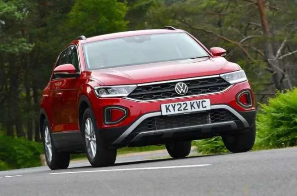 Плюсове: Комфортна возия и отлична шумоизолация при движение по магистрала; Висока позиция на седене, непривична за толкова малък SUV; Доста приличен багажник за стандартите на този клас

Минуси: Сензорните бутони могат да бъдат неудобни и разсейващи; Високите нива на оборудване и мощните двигатели са твърде скъпи; Скучно управление (Ford Puma предлага много по-директно и забавно шофиране)

Въпреки че всички модели в тази класация са впечатляващи, Volkswagen T-Roc е безспорният фаворит сред малките SUV-ове, ако търсите максимален комфорт. Това важи с двойна сила за базовото ниво на оборудване Life - при него получавате сравнително малки 16-инчови лети джанти с високопрофилни гуми, които обират неравностите по пътя по най-добрия начин.

Няма да усетите липса и на екстри, тъй като дори Life предлага автоматични фарове и чистачки, двузонов климатроник и адаптивен круиз контрол. Освен това получавате лумбална опора на седалките, както и пълна интеграция със смартфон чрез Apple CarPlay и Android Auto.

Позицията зад волана е друго голямо предимство, тъй като в T-Roc седите по-високо в сравнение с много от неговите конкуренти. Имайте предвид обаче, че интериорът далеч не е толкова луксозен, колкото този на Lexus LBX, въпреки че след последния фейслифт бяха добавени меки материали по повърхностите, които докосвате най-често.
