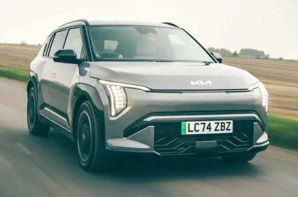 Плюсове: Привлекателна цена; Голям пробег (особено при версията Long Range, логично); Комфортна возия

Минуси: Конкурентите предлагат по-практични и гъвкави задни седалки; Липса на достатъчно пъргавина и маневреност

Въпреки че може да доплатите за версията Long Range, която впечатлява с пробег от 600 км, базовият модел със своите 430 км (по официални данни) е напълно достатъчен за повечето хора. Електромоторът с мощност 201 к.с., който задвижва предните колела, осигурява сериозна тяга и позволява ускорение до 100 км/ч за 7,5 сек.

Повечето версии се справят отлично с неравностите по пътищата в града. И макар че EV3 в нито един вариант не се усеща особено пъргав или маневрен, колата поне се държи предвидимо, стига да не карате постоянно с газ до ламарината.

Моделът е и страхотен избор за семейства, тъй като предлага повече място за пътниците отзад в сравнение с конкуренти като Jeep Avenger Electric или Mini Aceman. Нещо повече - багажникът е съвсем малко по-малък от този на Kia EV6, която е в по-горния клас.
