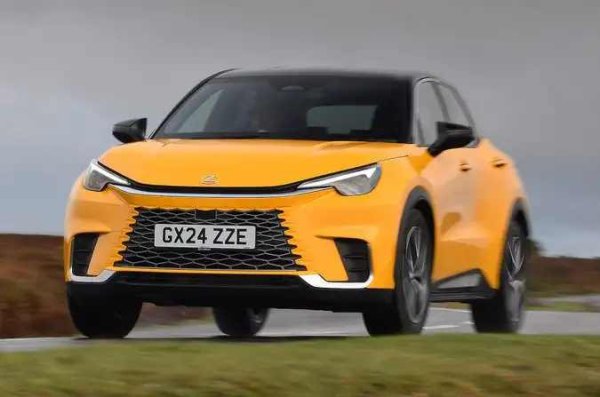 Плюсове: Висококачествен интериор; Ефективна хибридна система; Изключително богато оборудване

Минуси: Нервно поведение на окачването при ниска скорост; Не е сред най-вълнуващите за шофиране малки кросоувъри.

Основната причина за дълготрайната популярност на LBX е способността му да ви спестява пари. Тъй като е хибрид, той разполага както с бензинов двигател, така и с електромотор, което му позволява да се движи само на ток при по-ниски скорости. Резултатът от всичко това е реален разход от над 5.5 литра на 100 км, което в дългосрочен план може да ви спести цяло състояние на бензиностанцията.

Макар да не е най-вълнуващият за шофиране малък SUV, този модел постига много добър баланс между пъргавина и комфорт, а окачването му се справя отлично с обирането на дупките и неравностите по пътя.

Lexus LBX е подходящ и за семейства. Дори двама високи пътници ще се чувстват съвсем комфортно на задната седалка, а багажникът ще побере без проблем ваканционните ви куфари. Все пак трябва да се отбележи, че Volkswagen T-Roc предлага още повече товарно пространство.
