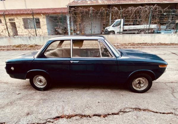 Класическо BMW от т. нар. "Нов клас", произведено през март 1966. Пуританите ще се зарадват на атмосферния бензинов мотор (М10 с обем 1.6 литра и 85 конски сили) и на ръчните скорости. Според продавача колата е без ръжда и с изрядни документи. Продава се в София. 
