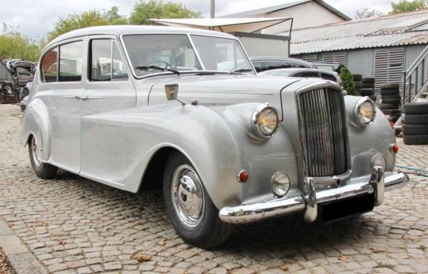 Vanden Plas е британско ателие за каросерии, изпълнявало поръчки за Bentley и Jaguar. След войната става подразделение на Austin и произвежда една по-луксозна версия на техния A120 Princess под собствената си марка. Тази кола е произведена през 1966, има 4-литров мотор със 132 конски сили и 4-степенна ръчна скоростна кутия. Според продавача досега е бил на един собственик във Великобритания. Предлага се във Варна. 
