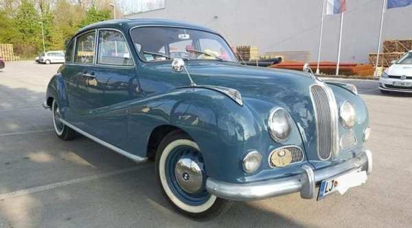 501 е първият следвоенен модел на BMW, както и първият, произвеждан в Мюнхен, след като фабриката в Айзенах остава в окупираната от СССР зона. Тази конкретна кола е произведена през януари 1953 и според продавача е "напълно автентичен автомобил на истински километри" - 38 000. 
