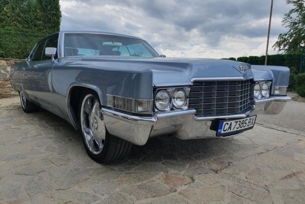 Става дума за версията със 7.7-литров V8 от 1969 година, с 386 конски сили максимална мощност, автоматична трансмисия. Продавачът, търговец от Кладница край София, твърди, че колата е професионално реставрирана с нови окачване, салон, боя и гуми.
