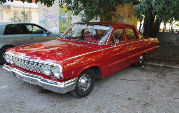 Тази Impala е от 1963 година, с мощност 140 конски сили и пробег от 84 000 км (след реставрацията, предполагаме). Продава се от частно лице във Враца. 
