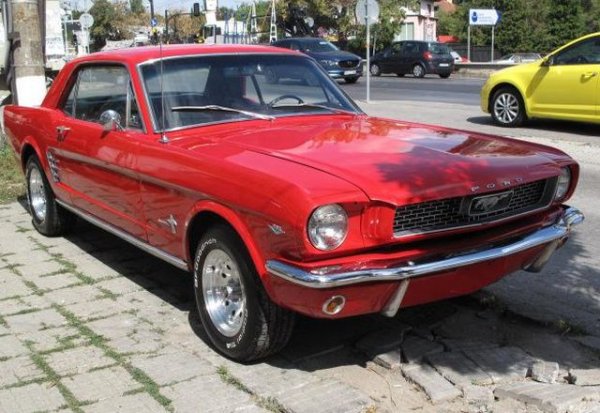 Произведен през януари 1966, с 4.7-литров мотор и 271 конски сили максимална мощност, този автомобил има автоматични скорости и 150 000 км пробег. Предлага се от автокъща в София. 
