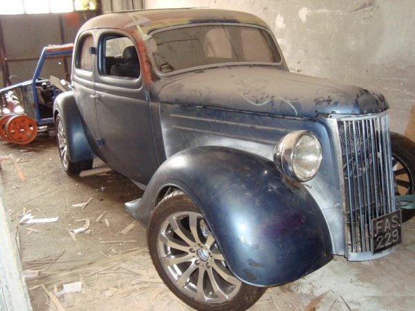 Колата е обявена като "Zephyr Pilot", но това са всъщност два различни модела. Pilot е първият следвоенен британски Ford, а тази конкретна бройка е от юни 1949 година. Продава се от частно лице в Разград. 
