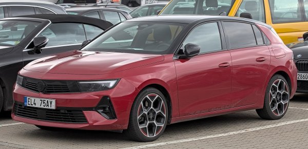 Статус: Ще го има поне до 2027

В континентална Европа Astra е на пазара от 1991 като наследник на Kadett, и в първите си две поколения бе един от най-популярните модели на Стария континент. Шестата генерация, появила се през 2021, е вече на платформа на Peugeot-Citroen, споделена с Peugeot 3008. За жалост това се отрази и на цената - един от най-достъпните в миналото хечбек модели сега започва от почти 50,000 лева във варианта с 1.2-литров мотор и 110 коня мощност, и стига до шокиращите 93,000 лева за плъг-ин хибридния вариант. 
