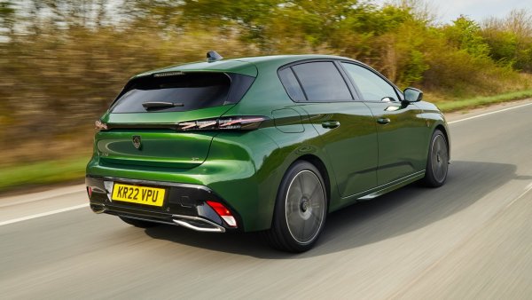 Статус: Ще го има поне до 2027

Новото 308 - трето поколение с това име - всъщност е продължител на дълга поредица компактни модели, започнала с 306 през 1993. Актуалното 308 има може би най-атрактивния дизайн от всички, но също така и най-високата цена - от 50 666 лева за най-евтината бензинова версия със 130 коня. Поне засега, 308 изглежда извън опасност, а добавянето на изцяло електрическа версия гарантира плавен преход за модела. 
