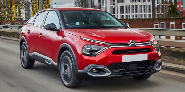 Статус: не е вече хечбек

Последният класически хечбек на Citroen слезе от конвейера в Европа през 2018, когато бе спряно второто поколение на С4. След кратка пауза това име се завърна, но вече като съвсем друг тип автомобил - "купе SUV", по собственото определение на французите. Новият С4 си остава един от най-достъпните модели в своя сегмент, със стартова цена 42 518 лева (с трицилиндров мотор и 100 коня мощност). Но го постига с известно "хитруване" - той не е построен върху платформата на Peugeot 308 или Opel Astra, а върху по-икономичната EMP1, използвана в модели като Peugeot 208 и Opel Corsa. 
