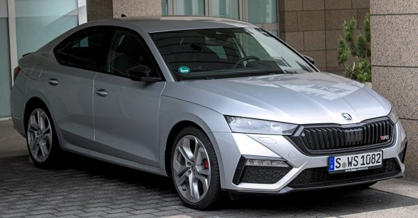 Статус: Не е вече компактен модел

Предлагана като седан (по-точно лифтбек) и комби, Octavia използва платформа от С-сегмента, но като размери отдавна го е надхвърлила. Още първото поколение бе дълго 4.51 метра - което се смята за горна граница на С-сегмента. Актуалното четвърто поколение е дълго вече 4.69 метра. Цената също порасна значително и сега започва от 47 340 лева за вариант с 1.5-литров мотор и 150 коня мощност. 
