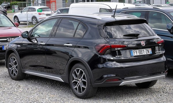 Статус: ще го има поне до 2025

От класическия Tipo от 80-те години, през Bravo и Stilo, компактните хечбек модели на Fiat се радваха на голям интерес в България. Но след кризата през 2008 покойният Серджо Маркионе замрази разработването на техни наследници с аргумента, че от тези коли и от европейския пазар не се печели достатъчно. Днес единственият компактен хечбек на Fiat е новият Tipo. Той обаче няма нищо общо със стария - вместо това е подобрена версия на създадения за турския пазар Fiat Aegea, който се прави в завода Tofas в Бурса и ползва старата платформа от Grande Punto. Стартовата цена за автомобил с еднолитров мотор и 100 коня мощност е 41 740 лева. 
