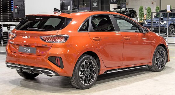 Статус: Ще го има до 2026

Ако има награда за най-абсурдно автомобилно име, Cee'd може да претендира смело за нея. Названието на този модел, предвиден специално за Европа, бе абревиатура от Европейска икономическа общност (Communaut&eacute; &eacute;conomique europ&eacute;enne) и Европейски дизайн (European Design). Понеже CEEED се стори дългичко на корейците, едното Е бе заменено с апостроф. Слава богу, през 2018 с дебюта на актуалното поколение апострофът отпадна, и сега моделът се казва само Ceed. 
Четвъртото поколение получи фейслифт през 2021 и в момента цената му започва от 41 990 лева. Корейците обаче нямат никакви планове за пето поколение. Вместо това ни очаква още един фейслифт. 
