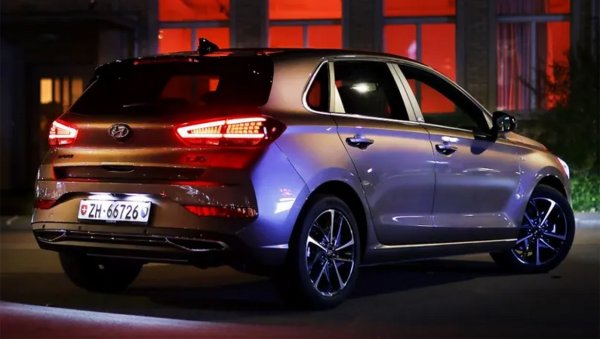 Статус: Ще го има до 2026

Третото поколение е на пазара от 2016, с един фийслифт през 2020, и понастоящем цената му у нас започва от 39 700 лева за автомобил с 1.5-литров бензинов мотор. 
И тук, както и при Kia, ново поколение не се очертава. Още през 2022 шефът по технологиите в Hyundai Алберт Бирман заяви, че разработването на модели в този свиващ се сегмент няма особен смисъл. Вместо това Hyundai ще изцеди каквото може от сегашния модел, вероятно с още един или дори два фейслифта. 
