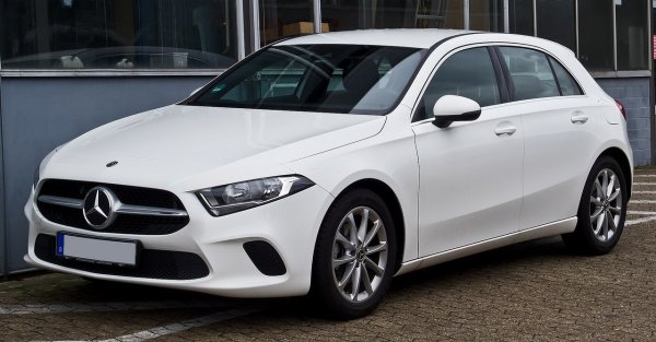 Статус: Няма да има следващо поколение

През 90-те компактният хечбек бе толкова популярен, че привлече дори премиум производителите. Mercedes си позволи малко експерименти с първите две поколения на А-класата, но от третото моделът се превърна в типичен хечбек. Сегашната четвърта генерация обаче ще е последна: бордът на Mercedes реши в бъдеще да не се занимава с модели с толкова малък марж на печалба. Не че А-класата е кой знае колко евтина: в момента най-достъпната й версия в България е 81 180 лева. 