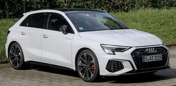 Статус: Ще го има поне до 2027

Идеята да превърне Volkswagen Golf в премиум модел донесе цяло състояние на Audi. Сега на пазара е четвъртото поколение на модела, като най-достъпната му версия струва 56 611 лева (за 3-цилиндров мотор със 110 коня мощност). От Audi уверяват, че А3 ще остане в гамата и в бъдеще, макар и вече като електрически модел, докато по-малките А1 и Q2 ще изчезнат. Но сегашната генерация на модела най-вероятно ще се прави поне до 2027. 
