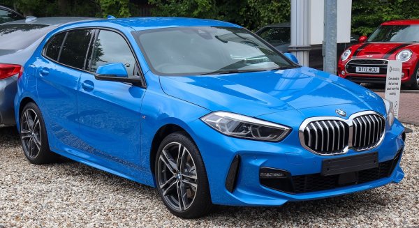 Статус: Ще го има поне до 2026

Смелостта на BMW да предложи компактен хечбек със задно предаване през 2004 роди някои много забавни за каране коли, но после счетоводителите се намесиха и актуалното поколение на Серия 1 е с предно предаване и на същата платформа като X1 и MINI Countryman. За разлика от Mercedes обаче, BMW няма никакво намерение да се отказва от този сегмент. Сегашното F40 ще получи фейслифт тази година и ще остане на пазара поне до 2026. Най-базовото 116i със 109 коня в момента струва 55 750 лева. 
