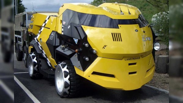 Това Land Rover ли е? Да, от филма със Силвестър Сталоун „Съдия Дред“. Действието се развива в далечното бъдеще и Land Rover е единственият останал производител на автомобили. Яркожълти таксита като от снимката се движат из града. Под футуристичната каросерия се крие скромната техника на армейския модел Typ 101 Forward Control. Той представлява голям товарен автомобил, създаден за британската армия. Числото 101 означава дължината на междуосието в инчове, докато Forward Control означава, че кокпитът е изнесен напред, за да се освободи повече място за товари.