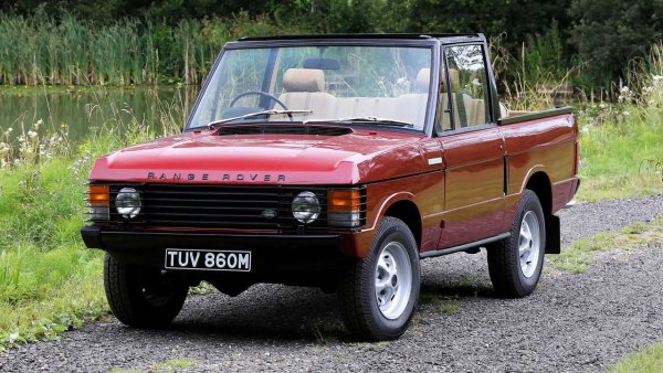 Дълго преди Range Rover Evoque Cabrio филмовият герой Джеймс Бонд имаше открит всъдеход, произведен от марката. Този Range Rover се появява в началните кадри на „Октопуси“ от 1983-а с Роджър Мур. В последващите години е имало няколко опита покривът на Range Rovers да бъде изрязан, но едва през 2015-а Land Rover произведе заводски първия си всъдеход без твърд покрив (с изключение на Defender).