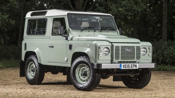 Когато Land Rover обяви края на производството на Defender, британците представиха финален специален модел. Сериите бяха дори три, но Heritage Edition е най-интересната. Както в началните модели цветът е ментово зелен, а малък надпис напомня за най-първата регистрационна табела на Land Rover: HUE 166.