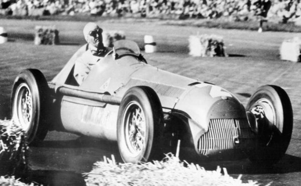 На снимката се вижда как Джузепе "Нино" Фарина печели първото състезание от Формула 1 на 13 май 1950 г. на "Симлъврстоун". През същата година пилотът на Alfa Romeo Tipo 158 става и първият световен шампион. А защо шампионатът се казва Формула 1? Накратко - "формула" означава, че състезателите трябва да ползват машини от определен клас, а "единицата" показва, че този шампионат трябва да е от най-висок клас.
