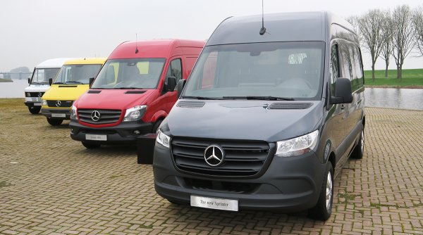 Много редки са случаите, в които в чест на един модел е кръстен цял клас автомобили. Така например, има "голф-клас", който получава имено си, благодарение на едноименния VW Golf. Но има и друг пример - Mercedes-Benz Sprinter, който през тази година навършва 1/4 век.

Много модели в Европа през тези 25 години са наричани "Спринтери", а от първото поколение на този Mercedes са продадени 1,3 млн. бройки. Товарният и пътнически автомобил се продава в повече от 130 държи по света.
