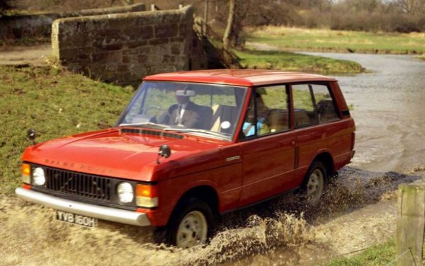 Първият Range Rover спокойно може да бъде определен като "дядо" на съвременните кросоувъри и луксозни всъдеходи. През 1970 г. той показва, че тези автомобили могат да бъдат луксозни, без това да се отразява на проходимостта им. Любопитното е, че за 26 години производство първото поколение на Range Rover почти не се променя на външен вид, което му спечелва прякора "тухла на колела".
