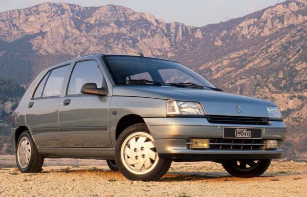 Първото поколение на Clio се появи през 1990 г., за да смени много успешното Renault 5, което се задържа на пазара близо 2 десетилетия. Новият хечбек ознаменува не само преминаването на автомобилите от френската марка към съвременен дизайн, но и отказа от традиционното обозначение на моделите с цифри. Той носи името на древногръцката муза на историята Клио. Моделът става бестселър и при петото си поколение премина 15 милиона продажби.

