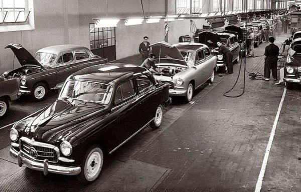 Компанията Sociedad Española de Automóviles de Turismo, S.A, съкратено SEAT, е основана на 9 май 1950 г. в индустриалния парк на Барселоны (Zona Franca) с помощта на държавата, която чрез холдинга си Instituto Nacional de Industria участва с 51% от капитала. Испанските банки осигуряват 42%, а компанията Fiat - останалите 7%. 

Заводът на SEAT е открит на 5 юни 1953 г., като първата произведена кола е седанът Seat 1400, който всъщност представлява леко преработен Fiat 1400. Започналото през 1982 г. сътрудничество с концерна Volkswagen AG постепенно доведе до поглъщане на компанията от германския производител през 1986 г.
