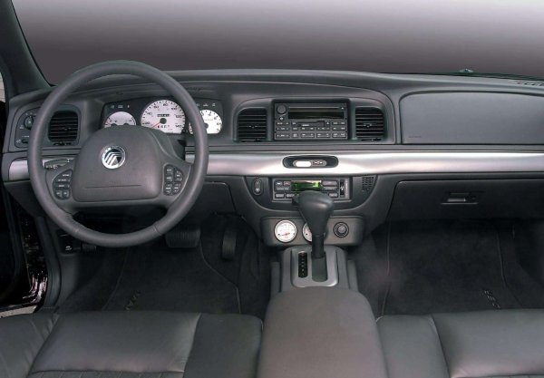 Факт е, че колата е спорна. Въпреки че помислете сами - въпреки факта, че Marauder е пуснат през 2003 г., той е проектиран в най-добрите американски традиции - седан в пълен размер с V8 и задвижване на задните колела. Архитектурата на автомобила от златната ера на muscle-cars беше пренесена в чисто новия Mercury, който издържа само две моделни години на поточната линия. В края на краищата, това е рядък и последен по рода си модел - добре поддържаните екземпляри вероятно си заслужават да бъдат разгледани по-отблизо.
