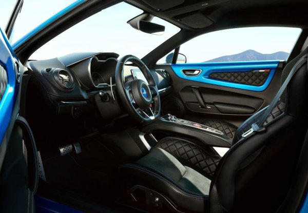 Първата френска спортна кола от много време насам със средно разположен двигател, задно предаване, тежаща малко над един тон и сравнително ниска цена днес е обречена да се превърне в бъдеща класика.
