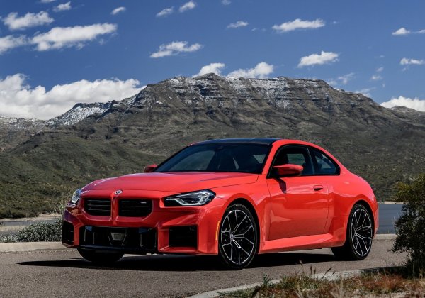 Купето M2 рискува да се превърне в последния баварски спортен автомобил от една отминала епоха - с класическо оформление, 6 цилиндъра под капака и механична трансмисия. Да, въпреки всички обещания, BMW все пак ще изостави добрата стара &bdquo;механика&ldquo;, за която стана известно само преди няколко дни. Причините са банални - спад в търсенето и икономическа нецелесъобразност от по-нататъшно производство на автомобили с три педала.
