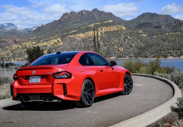 Това означава, че BMW M2 купе вече е предопределено да се превърне в класика. В края на краищата, този конкретен спортен автомобил олицетворява всичко, с което някога са били известни баварските автомобили! За съжаление BMW вече има други приоритети - електрификация, смели експерименти с дизайна и търсене на нов имидж на марката, която в условията на изоставяне на класическите двигатели с вътрешно горене трябва да остане на повърхността.
