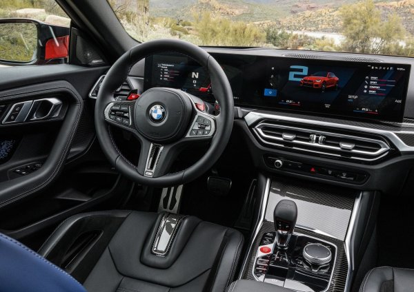 Хибридните спортни автомобили и електрическите автомобили вече привличат внимание върху себе си, но BMW M2 все още го има. В края на краищата конвенционалният i4 с пет врати ще остане в производство след пет или десет години, но бензиновите купета от старата школа с ръчна скоростна кутия и задвижване на задните колела умират точно пред очите ни.