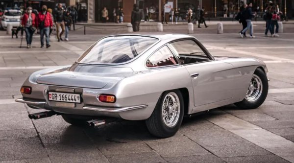 Първата шосейна кола на Феручо се ражда, когато на успешния италиански индустриалец му писва от капризите на състезателните Ferrari-та. 350GT използва леко "укротена" версия на 3,5-литровия V12 двигател, проектиран от Джото Бидзарини, и е „облечен“ в зашеметяваща каросерия от ателието Carrozzeria Touring.