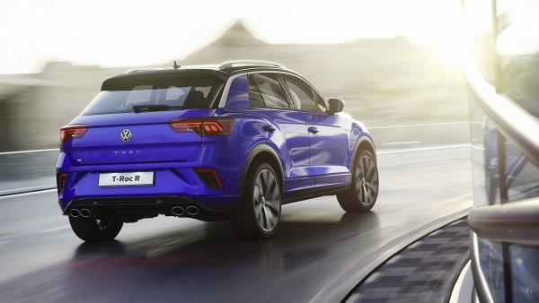 Когато става дума за Volkswagen T-Roc R, трябва да разбираме още Audi SQ2 и Cupra Ateca. Тези кросоувъри са напълно еднакви технически, като са оборудвани с двигател 2.0 TFSI. Той развива 300 к.с. и позволява ускорение от 0 до 100 км/ч за 5 секунди. Предлагат се само със 7-степенна преселективна кутия.
