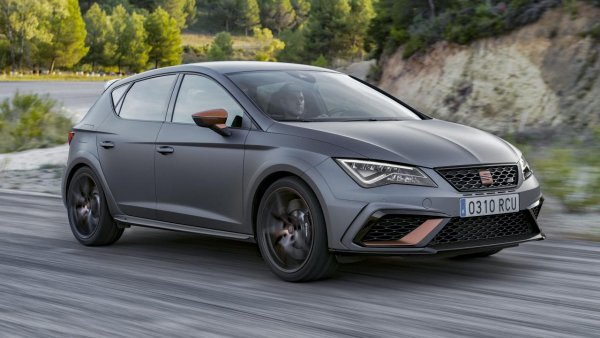 В съвременни хот-хечове като Renault Megane RS или Volkswagen Golf GTI производителите предлагат на клиентите си и механични версии. Но новороденият бранд Cupra, който се контролира от испанския Seat, оборудва Leon само с преселективна роботизирана скоростна кутия. Базовият вариант се задвижва от турбомотор 2.0 TFSI с мощност 245 к.с. и 370 Нм. 