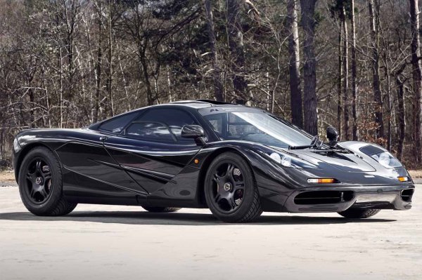 Вярно е, че McLaren F1 вече не е част от колекцията на Елисън, но дълго време беше в гаража му. Британският суперавтомобил с централно разположено шофьорско място и бензинов V12 двигател, произведен от BMW, развива мощност от 600 к.с.
