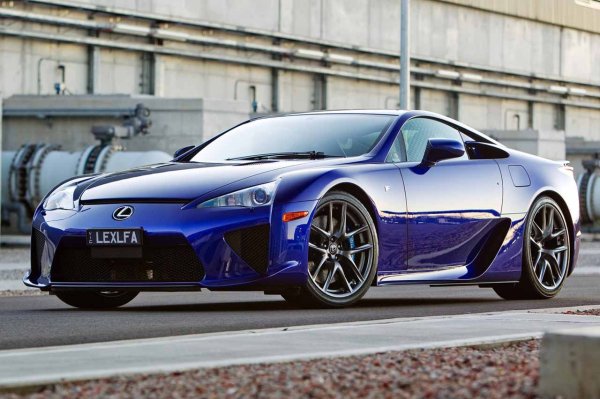 Тази суперкола е наистина специална. И е доказателство, че японската компания може да се конкурира с всеки. Lexus LFA има един от най-добрите звуци в автомобилната история, впечатляващ дизайн... и V10 двигател с мощност 560 к.с.
