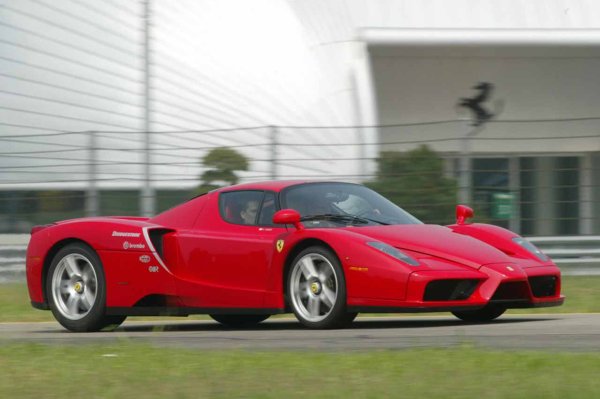Може ли милиардер да не притежава Ferrari? Enzo е бижуто в колекцията на Елисън. С невероятен външен вид, този италиански модел има V12 двигател и ускорява от 0 до 100 км/ч за малко над 3 секунди. Чиста ефективност.
