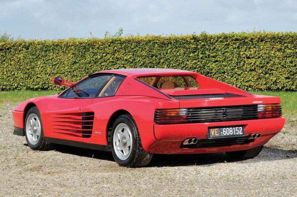 Едно Ferrari е добре, а две - още по-добре. Въпреки че, ако говорим за Testarossa, трябва да се върнем в края на 80-те или началото на 90-те години. И не става въпрос за новото 849 Testarossa. Въпреки това, всеки би бил доволен да притежава тази класика с неговия V12 двигател.
