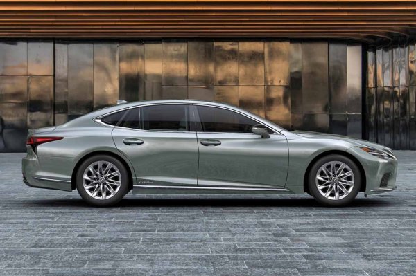 От всички суперколи в колекцията на един милиардер, едва ли бихте очаквали да намерите Lexus LS. Тези хора обаче са склонни да имат семейства и нужди отвъд забавлението зад волана и състезанията на пистата. Поради това Елисън държи в гаража си този хибриден седан.
