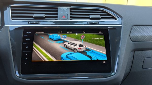 Електронните асистенти при Tiguan са много лесни за управление през сензорния екран